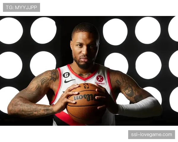 开拓者拍摄全家福,克林根站C位杨瀚森身旁,利拉德站角落 开拓者拍摄全家福,克林根站C位杨瀚森身旁,利拉德站角落